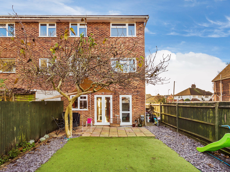 3 Bed House Townhouse To Rent in Horley